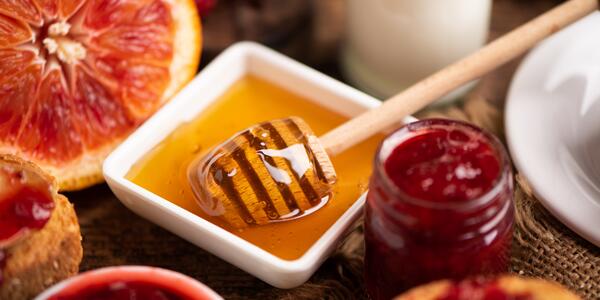 Direttive “Breakfast”: Etichette più Trasparenti per Miele, Succhi di Frutta e Marmellate